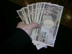 Японский рыбак поймал в море... мешок, набитый деньгами Японский рыбак поймал в море... мешок, набитый деньгами