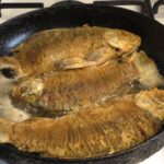 Рецепт жареного карася на сковороде. С хрустящей корочкой и прожаренными костями
